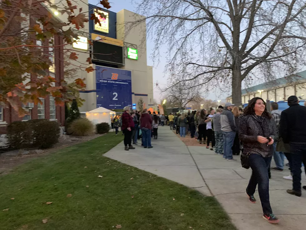 Crowd Lines Up for Twenty One Pilots at Taco Bell Arena