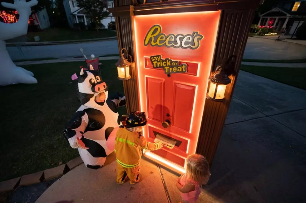 Reese’s Creates a Candy-Dispensing Door