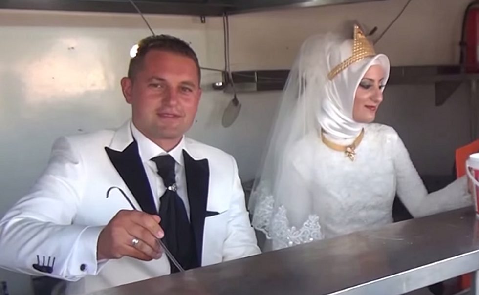 Turkish Couple Marries and Celebrates By Feeding Syrian Refugees