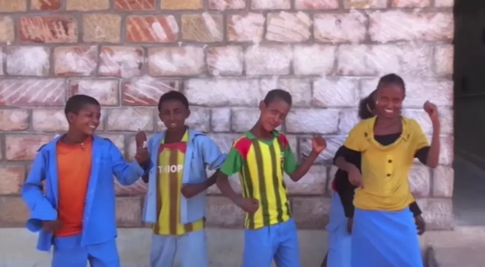 Ethiopian Kids Learning English Thanks To a Pearl Jam Song [VIDEO]
