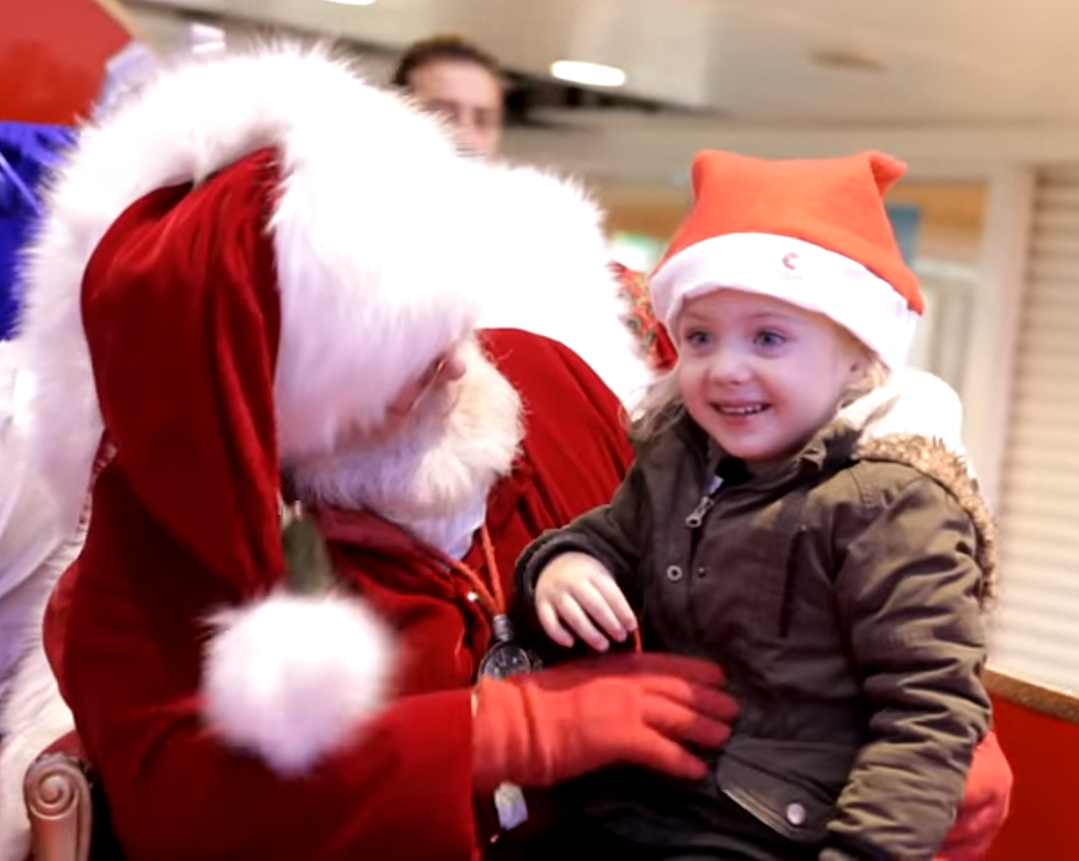 Santa Uses Sign Language to Connect with Shy Little Girl [VIDEO]