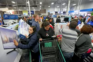 US Shoppers Resume Holiday Shopping on Saturday