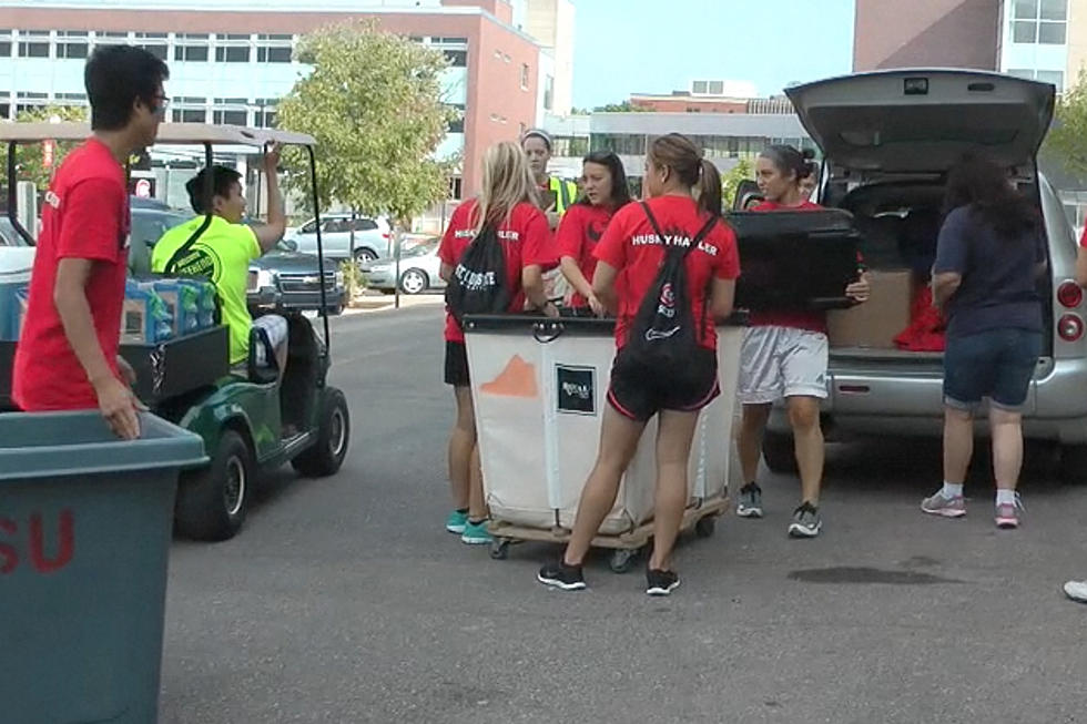 New Huskies Move in to St. Cloud State University [VIDEO]