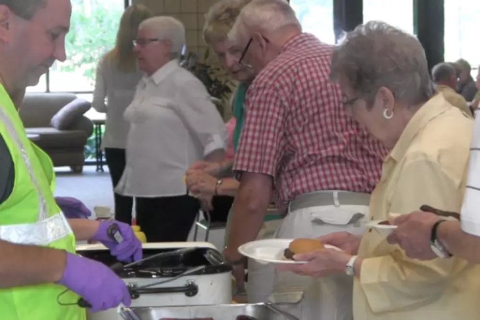 Sartell Officers Grill Up Lunch For Senior Residents [VIDEO]
