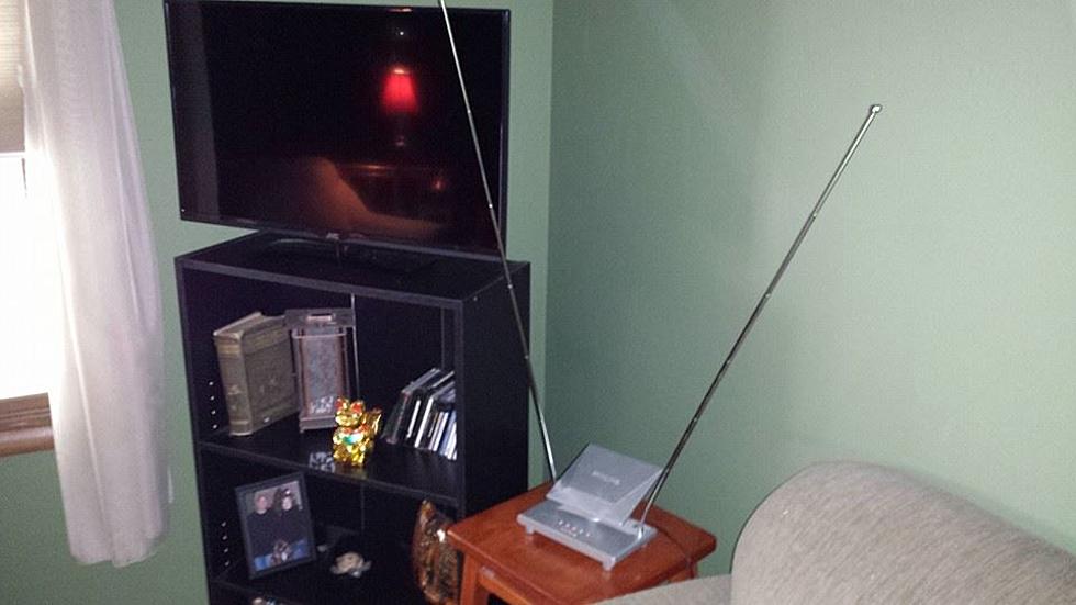 Steele Goes Back To The Future With His New TV Set Up.  Finds That “Old Fashioned” Antenna Not So Bad After All.