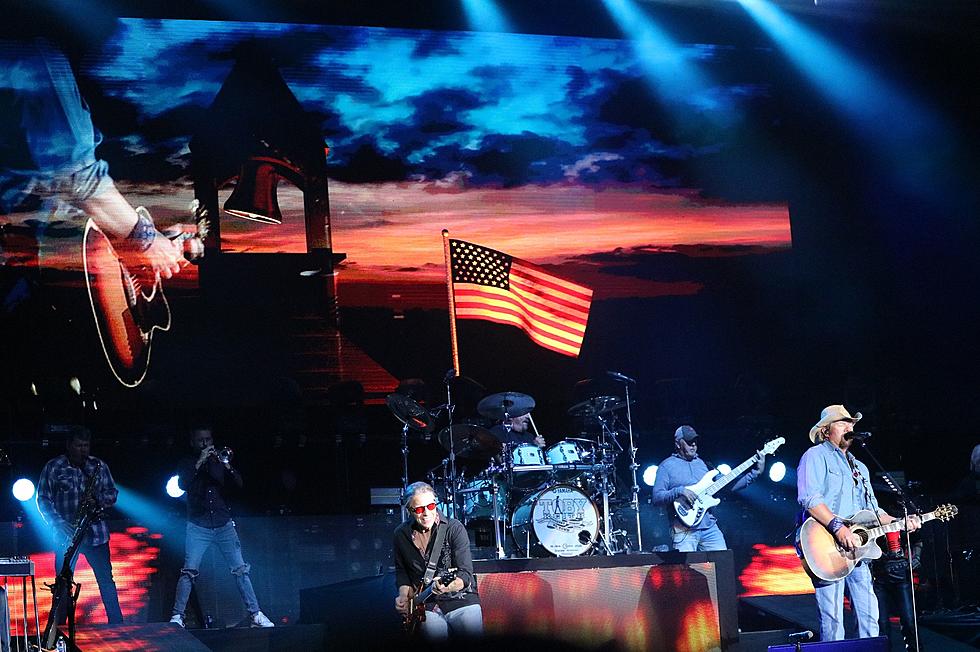 Toby Keith Tremendous in Inaugural Show at New Coralville Arena [PHOTOS]