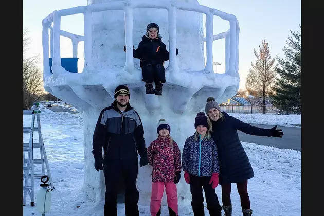 Iowa Family Builds Snow and Ice Lighthouse to Benefit Others [PHOTOS]