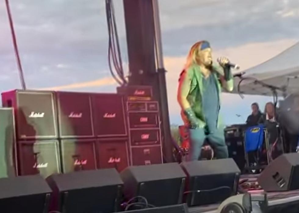 Vince Neil Played a Show in Boone, Iowa and it Was Rough [VIDEOS]