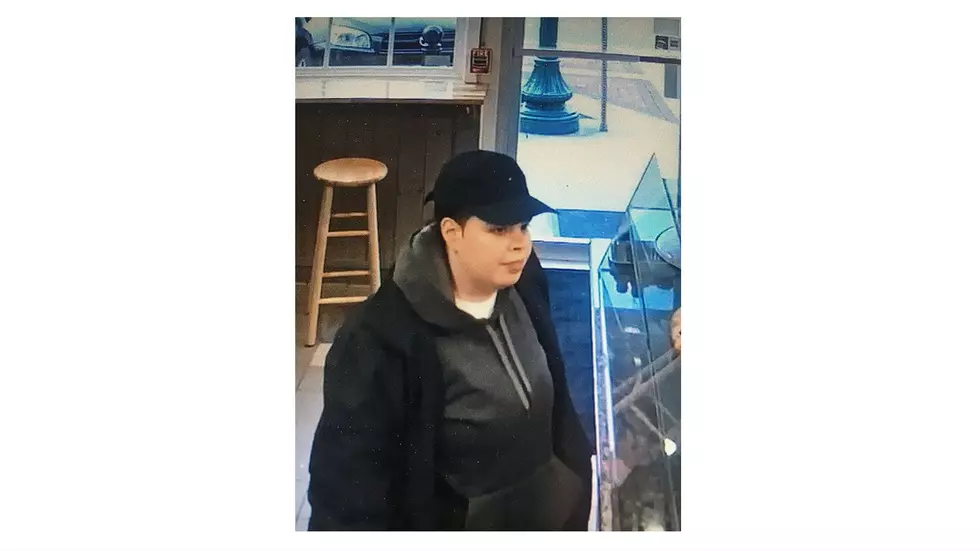 Police Look for Lady Who Bought a Large Pizza With Fake $100 Bill
