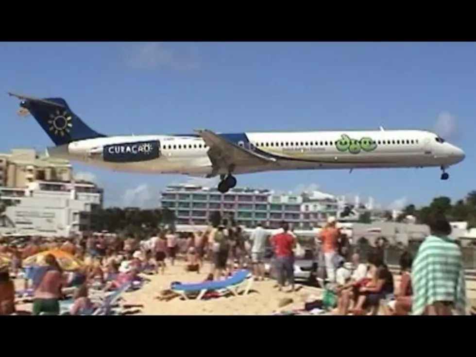 Slow-Motion Video of a Plane Coming Feet from Hitting People [VIDEO]