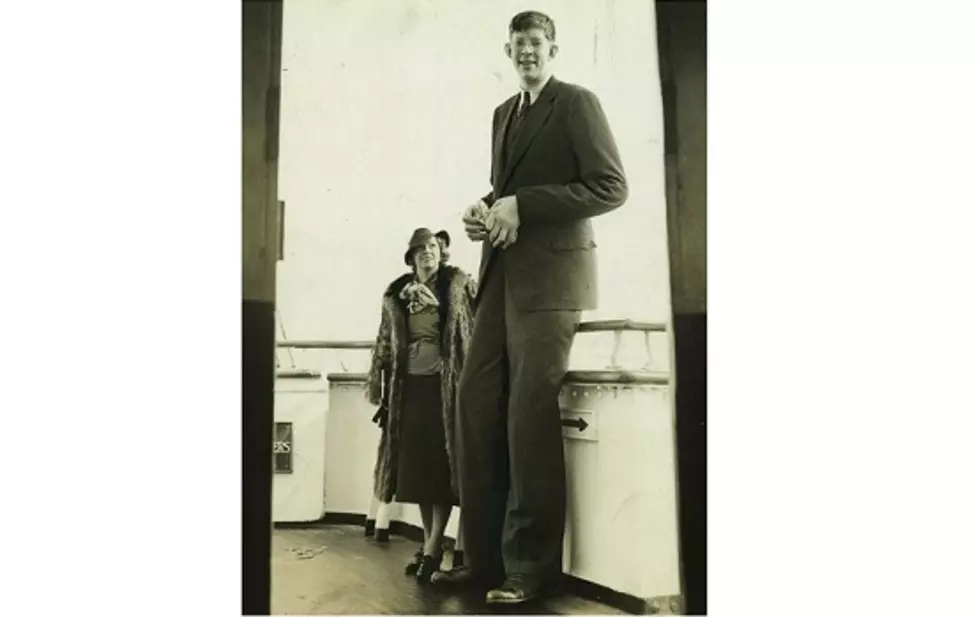 The World&#8217;s Tallest Man Died While Appearing in Michigan, 1940