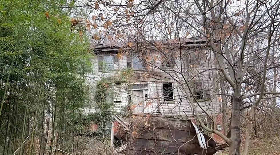 Exploring an Abandoned Northern 1790 House, with Possible Paranormal Experience