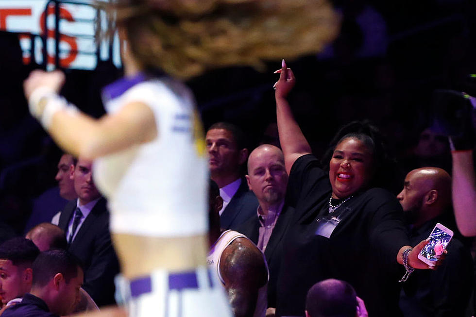 VIDEO: Lizzo Gets Loose At The Lakers Game, Peep The Thong