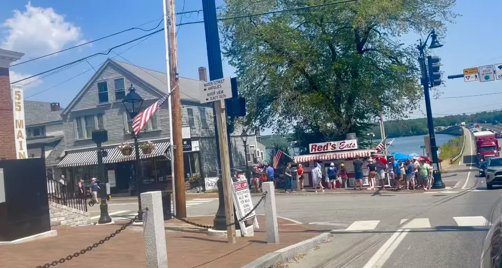 How Are Tourists Finding This Place? Red’s Eats Wiscasset Line Insane Midweek