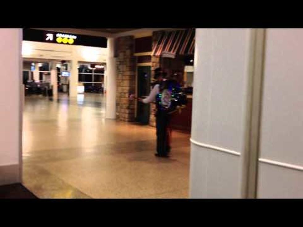 One Man Band Rocks Seattle Airport With Christmas Tunes [VIDEO]