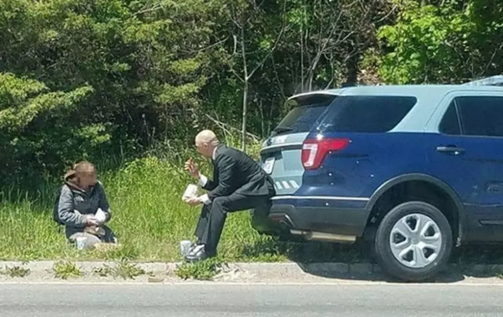 Massachusetts State Trooper Shares a Meal With Panhandler