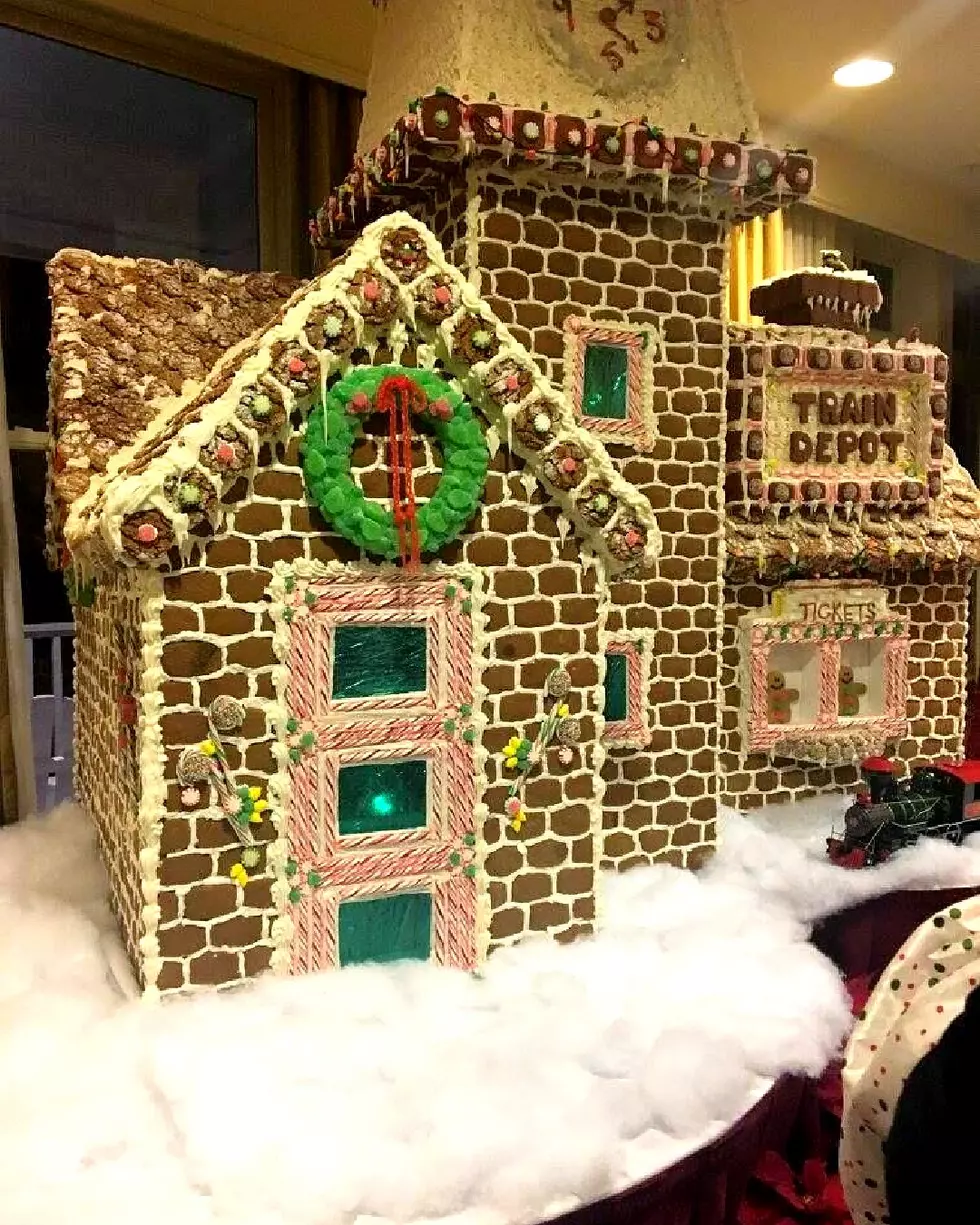 New Hampshire Hotel Has Huge Delicious-Looking Gingerbread Houses