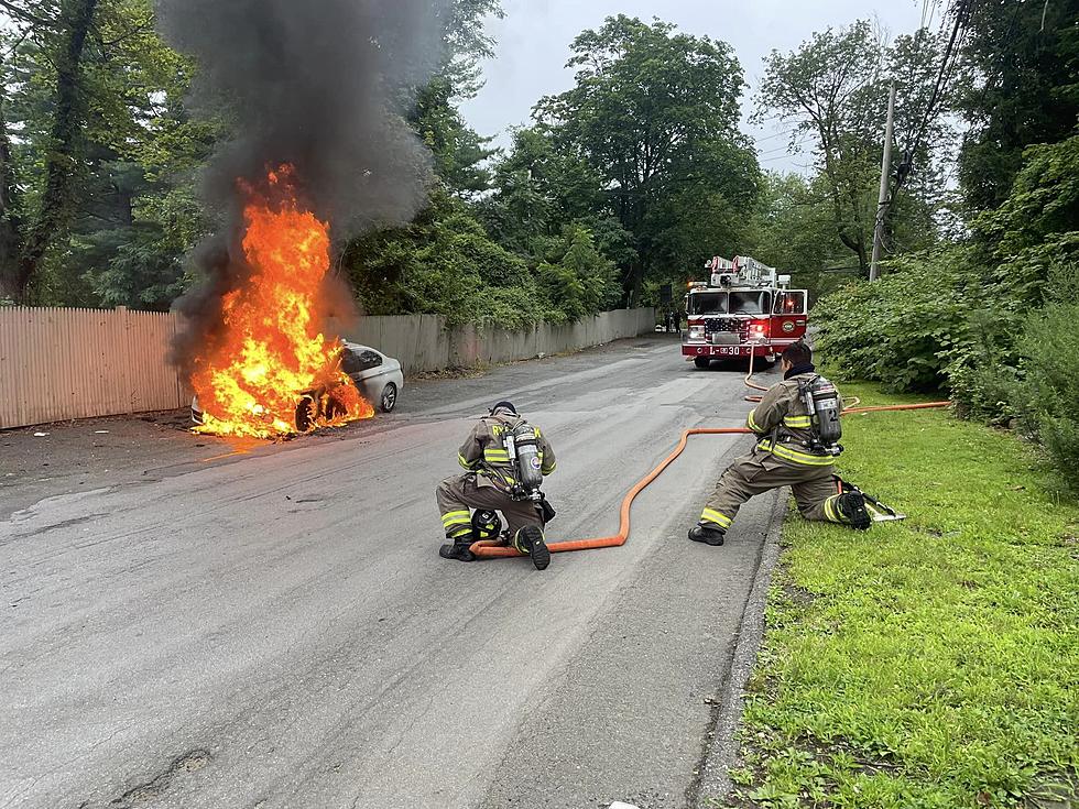 Los equipos trabajan juntos para extinguir el incendio del vehículo en el valle de Hudson [FOTOS]