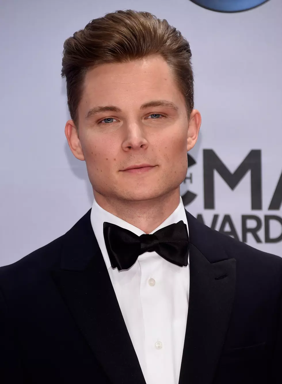 Frankie Ballard Busted-up His Shoulder Doing a Stage Dive (PICTURE)