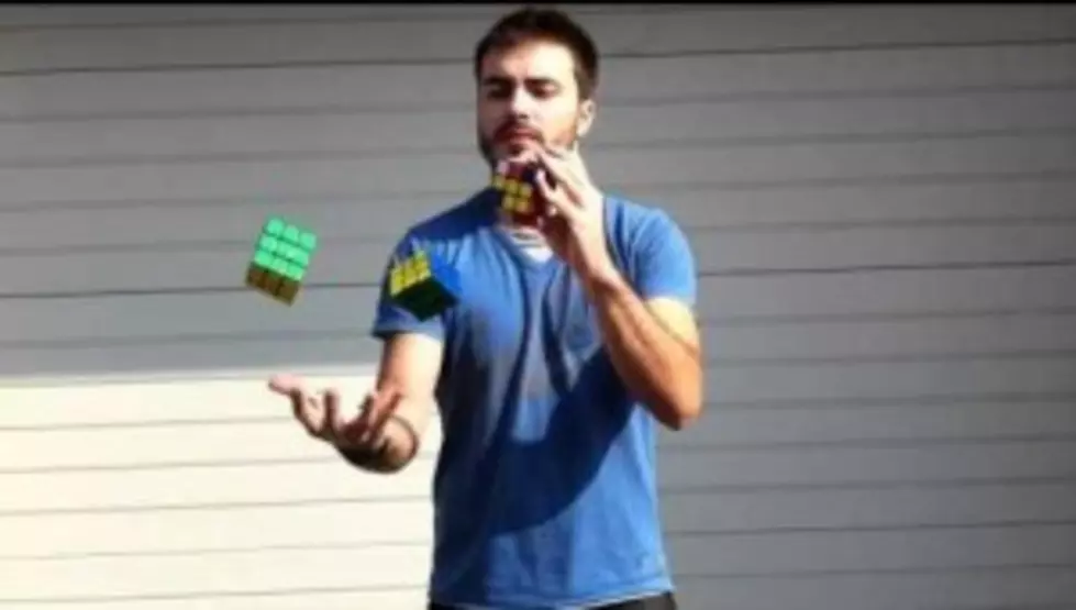 Man Completes Rubik&#8217;s Cube While Juggling Two Others &#8211; Amazing [Video]