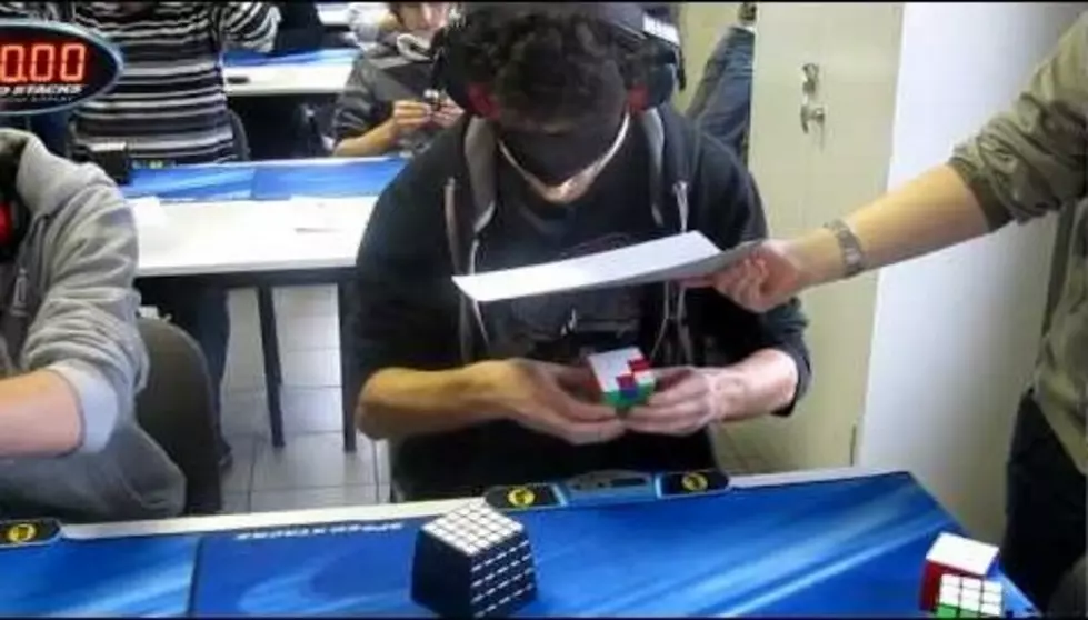 Guy Sets Rubik&#8217;s Cube Record Solving It In 28 Seconds &#8211; Blindfolded [Video]