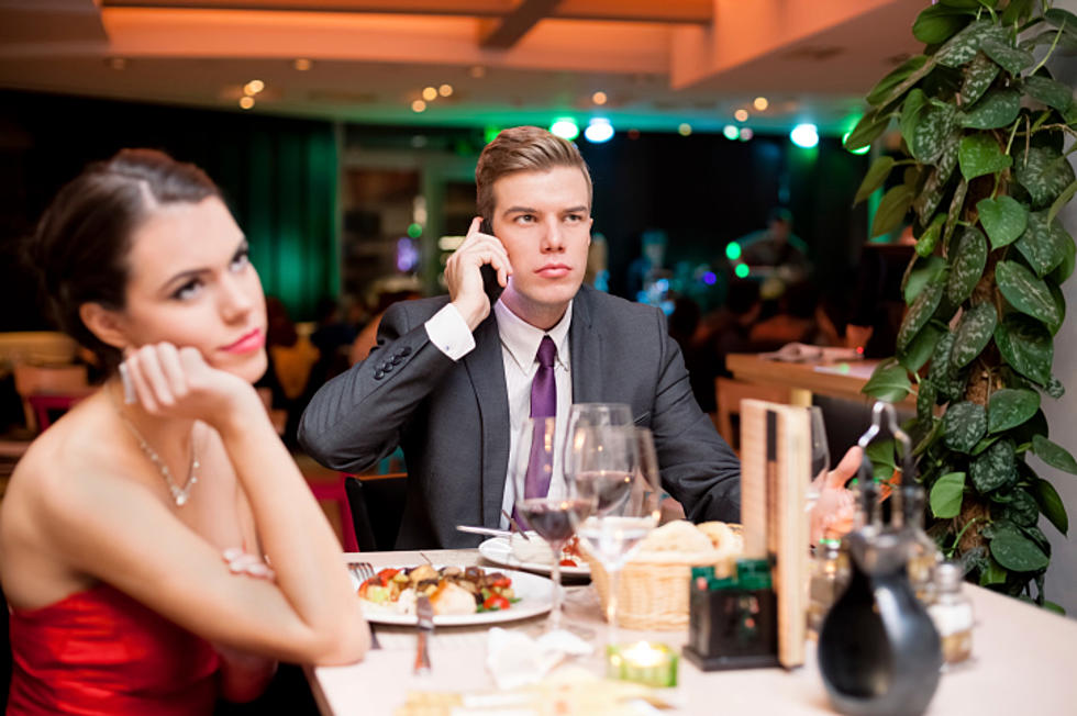 Could You Make It Through an Entire Meal At a Restaurant With Your Phone Off?