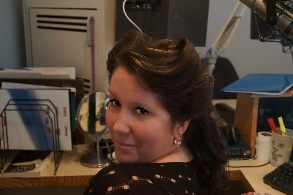 Leslie Gets a Pin-Up Girl Hairstyle in Honor of the It&#8217;s Only Rock &#038; Roll Variety Show this Weekend [DIY VIDEO]