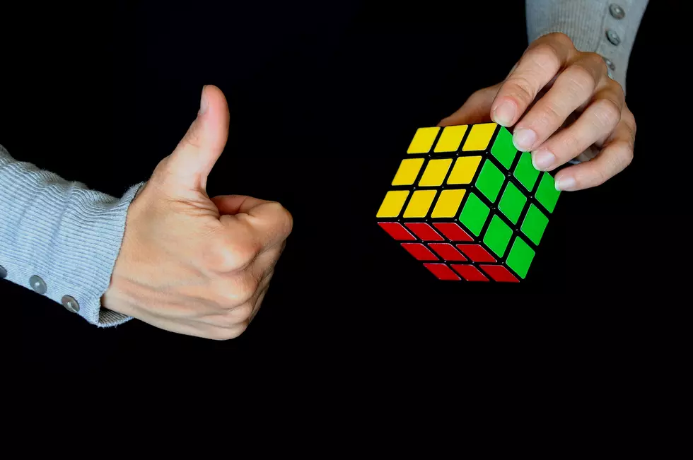 A New Smart Rubik’s Cube Tells You How to Solve It