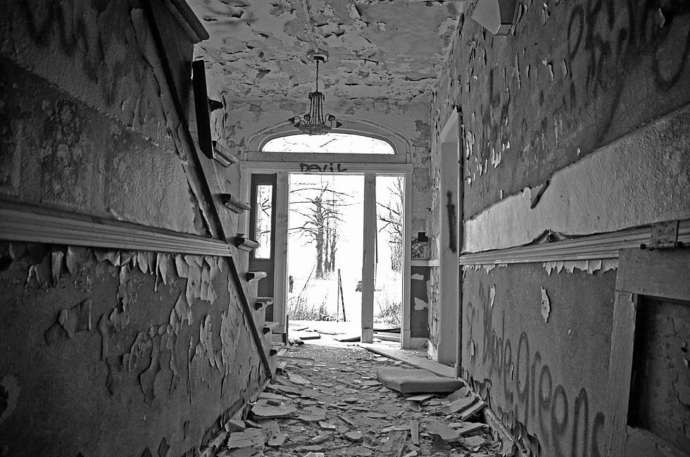 See the Terrifying Pics from Inside the Abandoned Indiana Asylum 