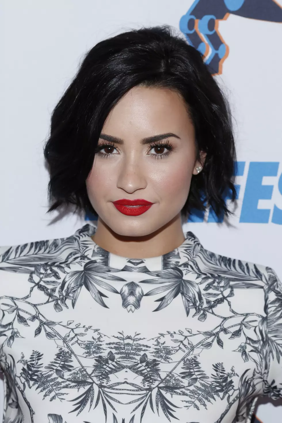 [WATCH] Demi Lovato Looks “Confident” On “SNL”
