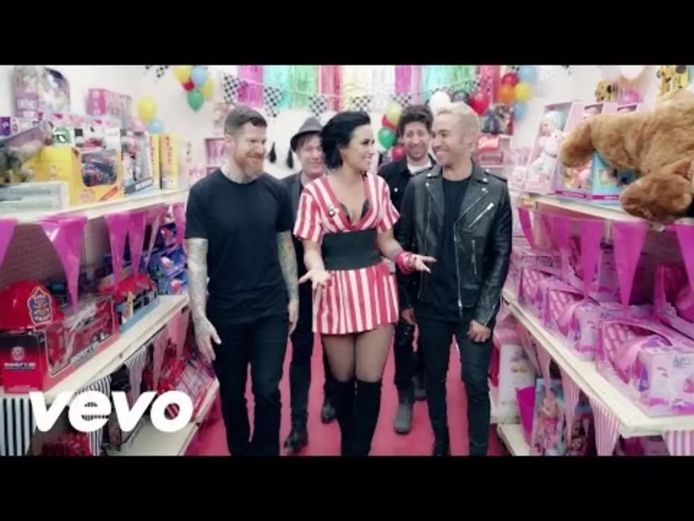 [VIDEO] Fall Out Boy &#038; Demi Lovato &#8211; &#8220;Irresistible&#8221;
