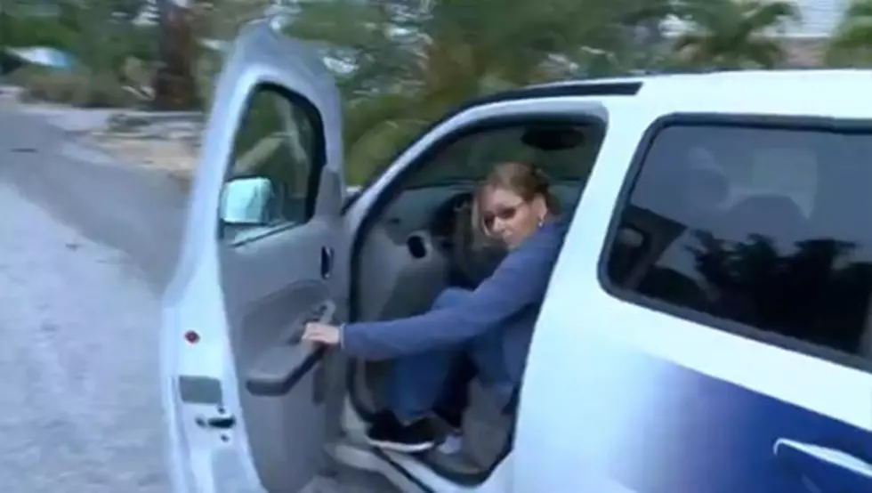 Woman carjacks reporter&#8217;s vehicle after being confronted about scam. [VIDEO]