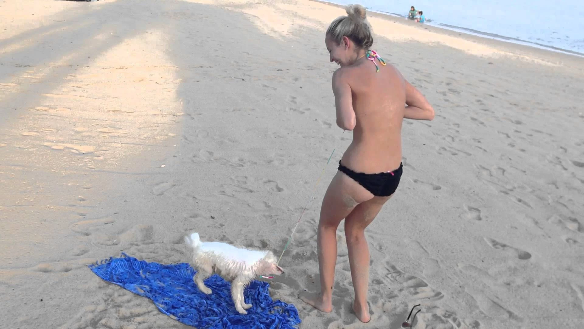 Молодая студентка на пляже без лифчика с мамой на пляже отдыхает не зная о камере неподалеку