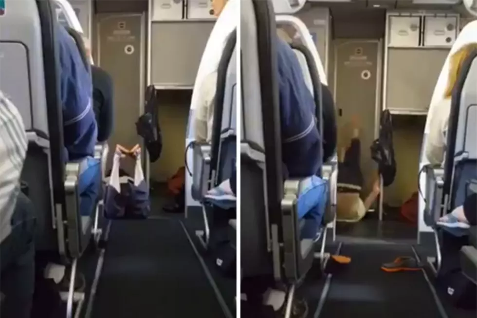 Erratic Woman Screams on Plane, Removes Clothes