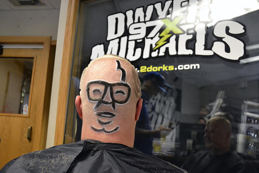 World Series Bet Fail &#8211; Loser Shaves Cubs Logos into Head