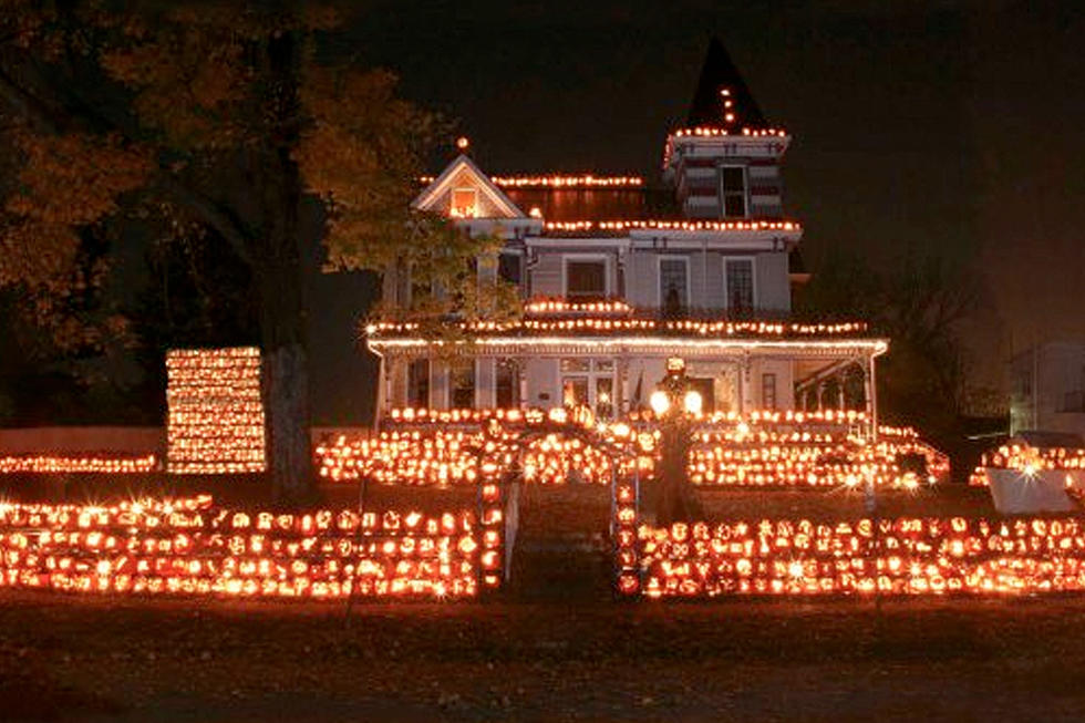 Festive Pumpkin House Displays Thousands of Jack-O’-Lanterns Yearly