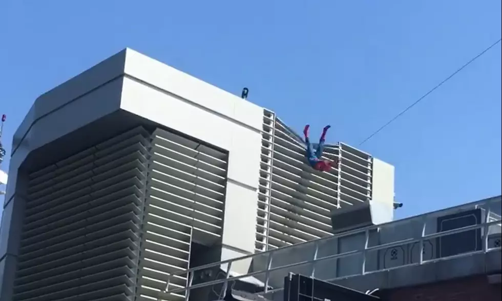 Spiderman Stunt Animatronic Malfunctions, Damages Building