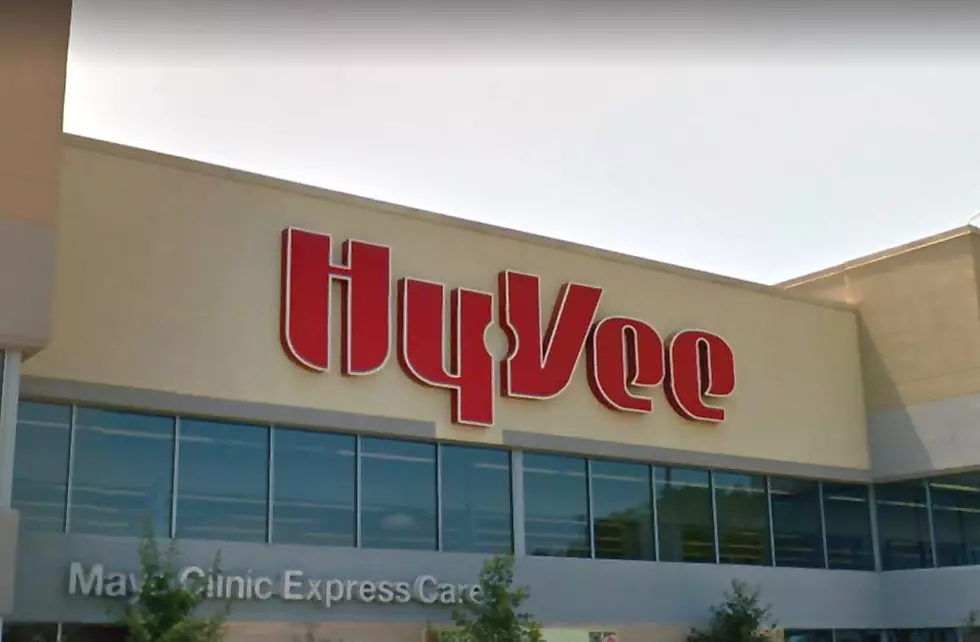 Hy-Vee Installs Protective Windows at Checkouts, Bans Reusable Bags to Limit Spread of COVID-19