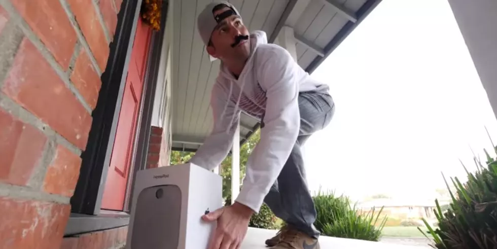 Guy Gets Back at Package Thieves With Glitter Bomb and Fart Spray
