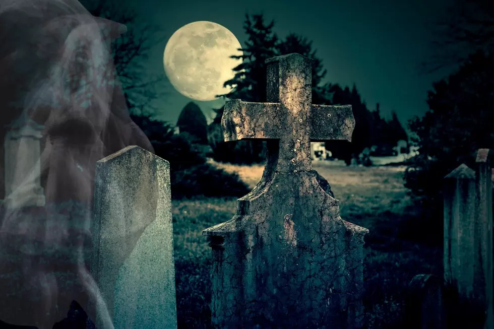 This Illinois Cemetery is Said to Be Among the Most Haunted in The World