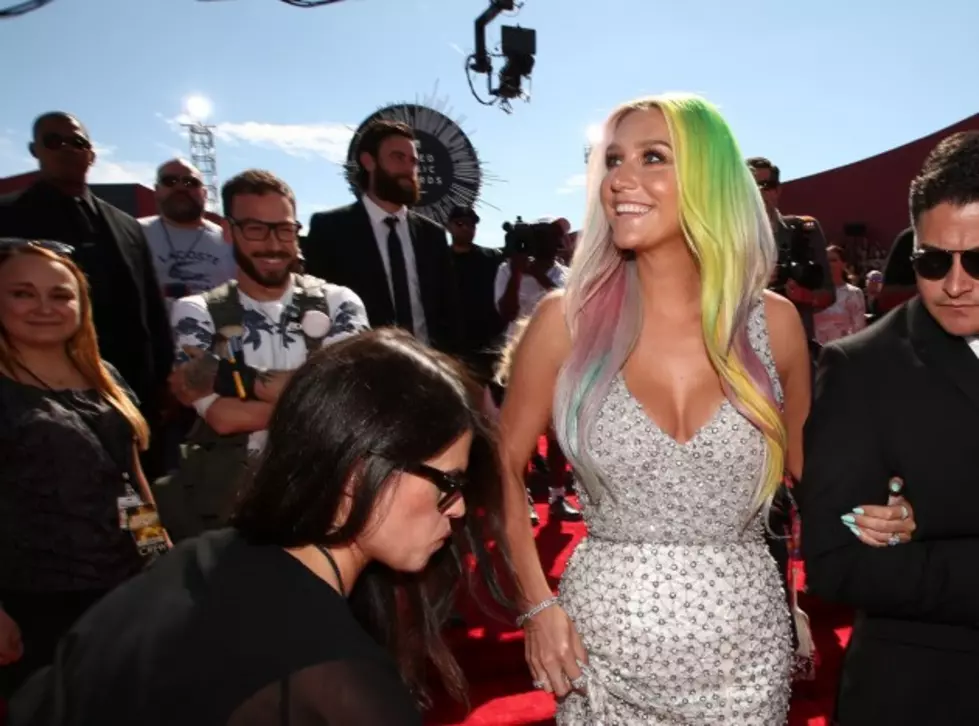 Kesha &#8216;Accidentally&#8217; Steals Dinosaur, Proceeds to Glitter-ify It