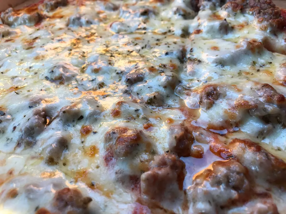 Classic &#038; Cozy: This Restaurant Serves The Definition Of &#8216;Rockford Pizza&#8217;