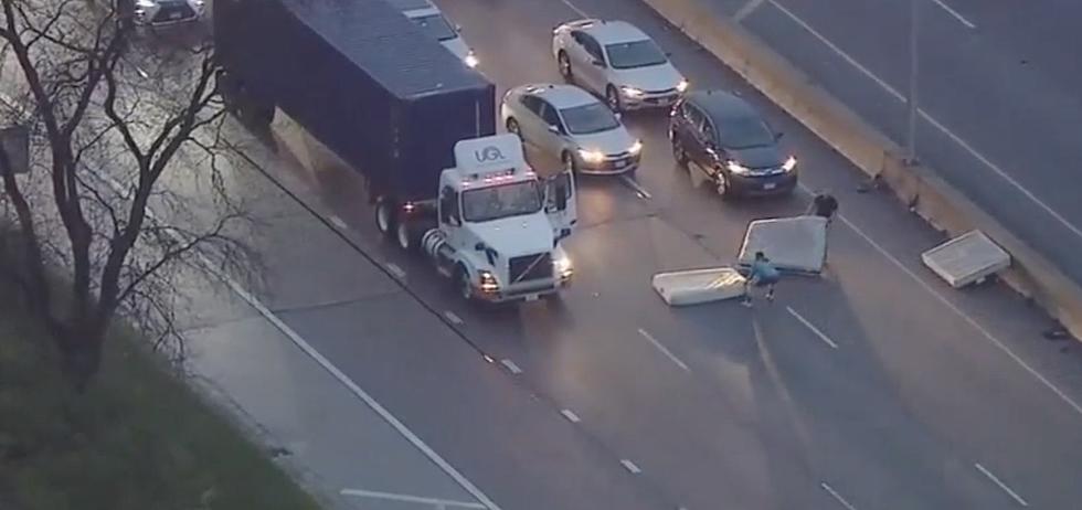 Watch Chicago Drivers Stop Traffic to Move Mattresses Off Expressway