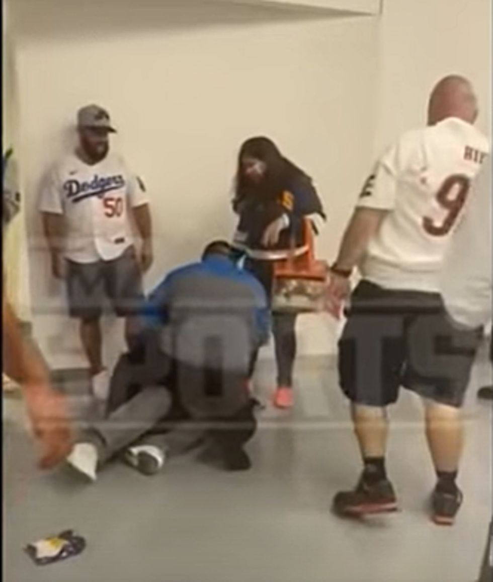 Chicago Bear vs LA Rams Lame Fight in Crowd, Worst Fist Fight Ever? (Video)
