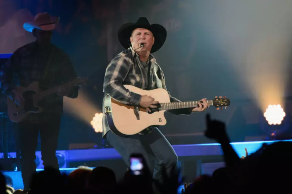 Wonder What Garth Brooks has been doing with his Spare Time in Chicago? [Video]