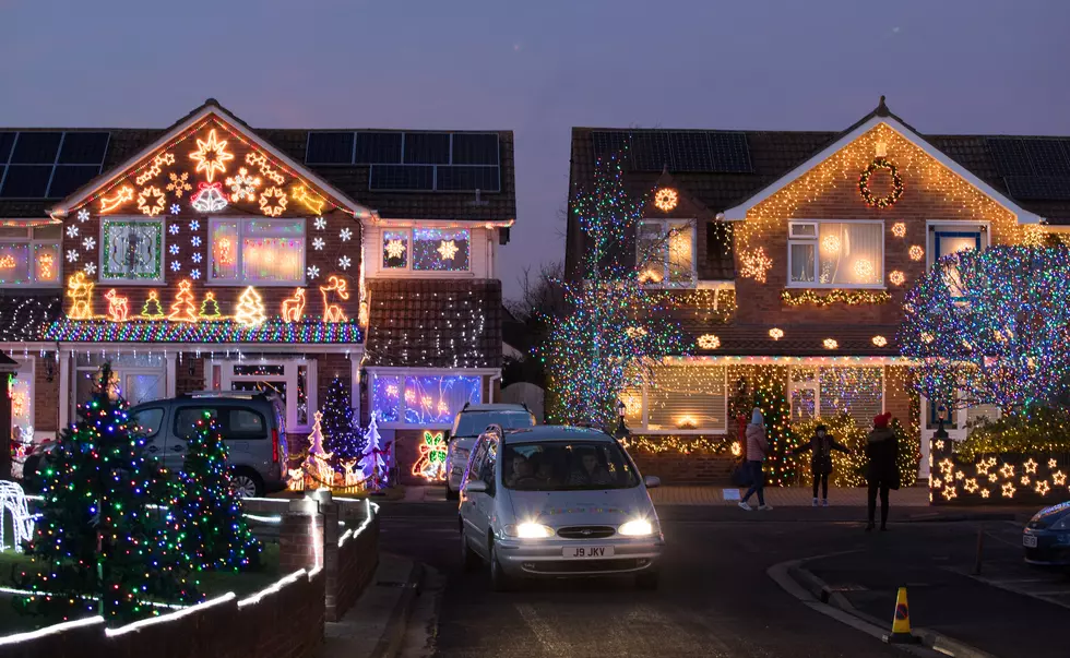 Family Freaks out Passerby With Their Ingenious Christmas Display