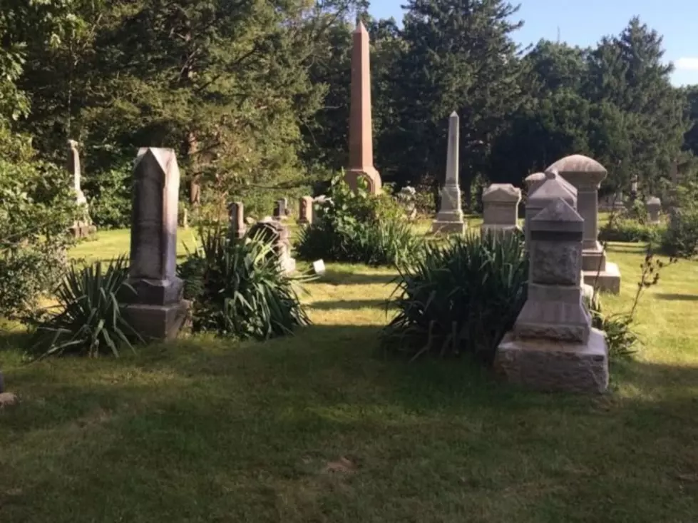 Terrifying Tales From One of Illinois’ Most Haunted Cemeteries