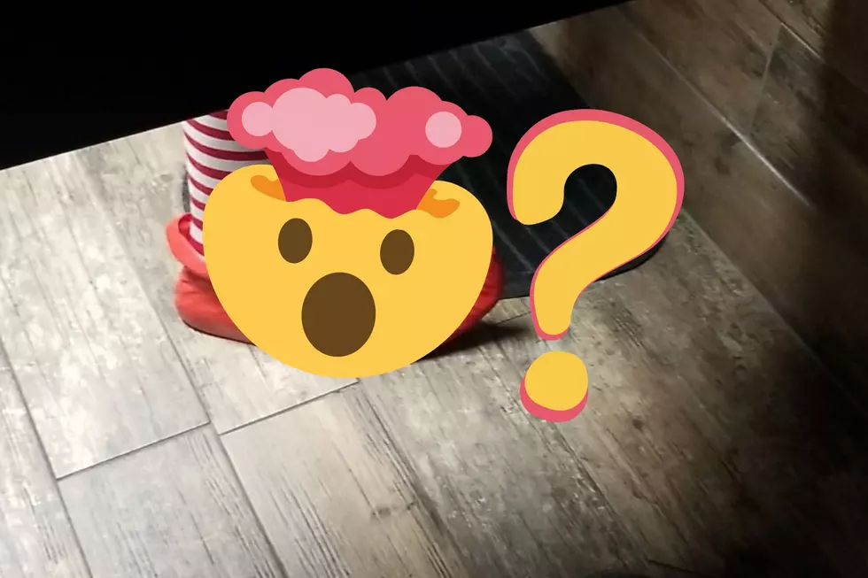 Illinois Man Spots Santa’s Elf In Bar Bathroom, Guess What Happens Next?