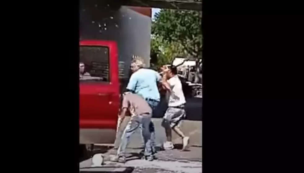 Florida Men Get into Fight With Open Cans of Paint (VIDEO)