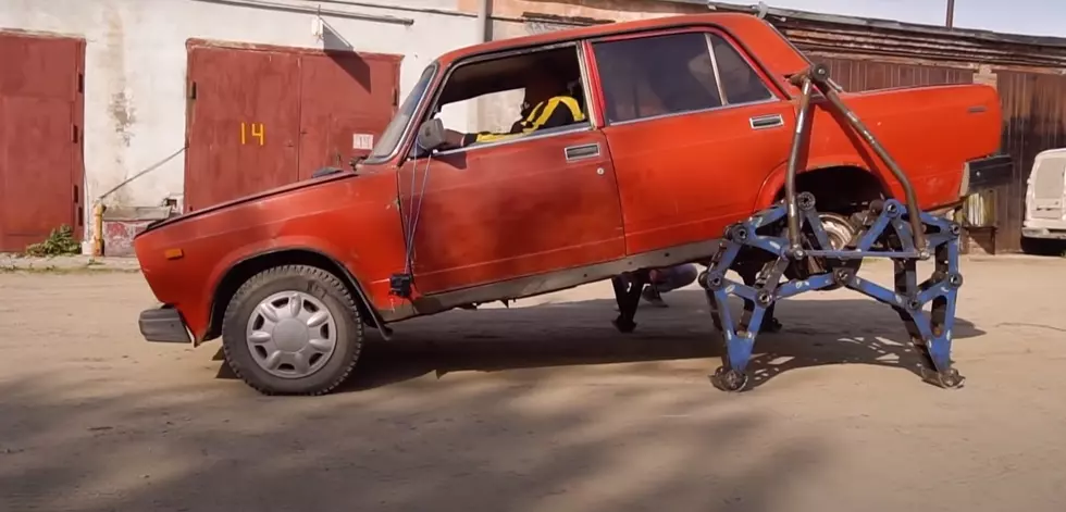 Mechanics Replace the Rear Wheels of a Car With Metal Walking Legs (Video)